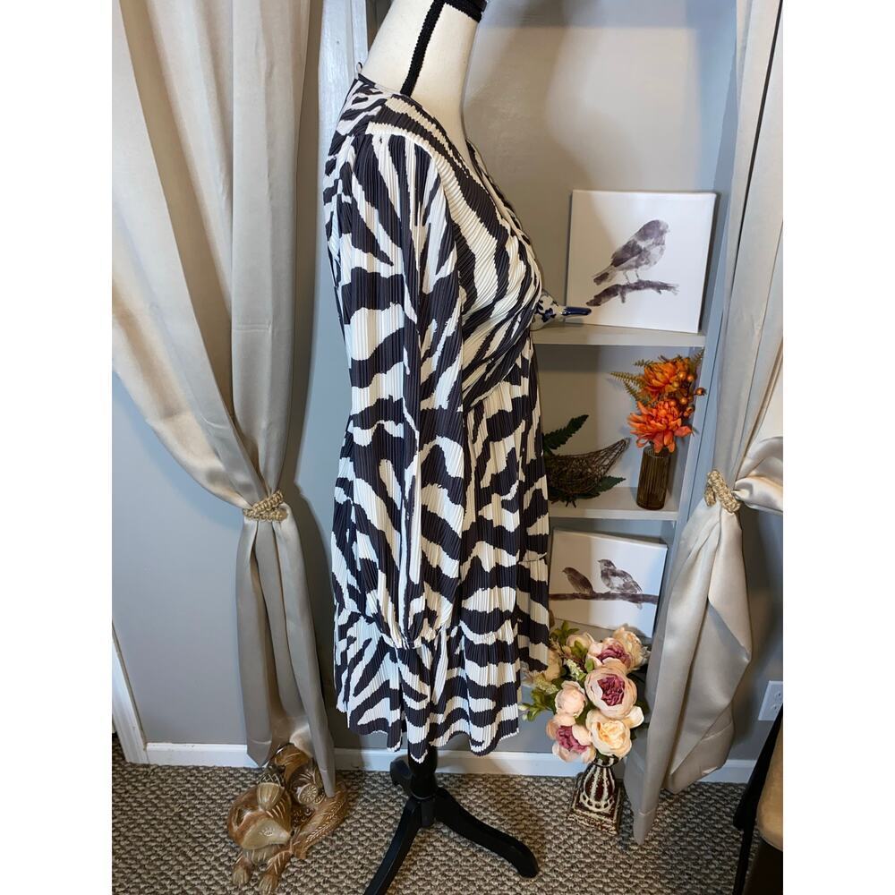 H&M Grey Dark V-Neck Zebra Animal Print A-Line Sleeves Elastic Wristband EUC - Picture 4 of 12